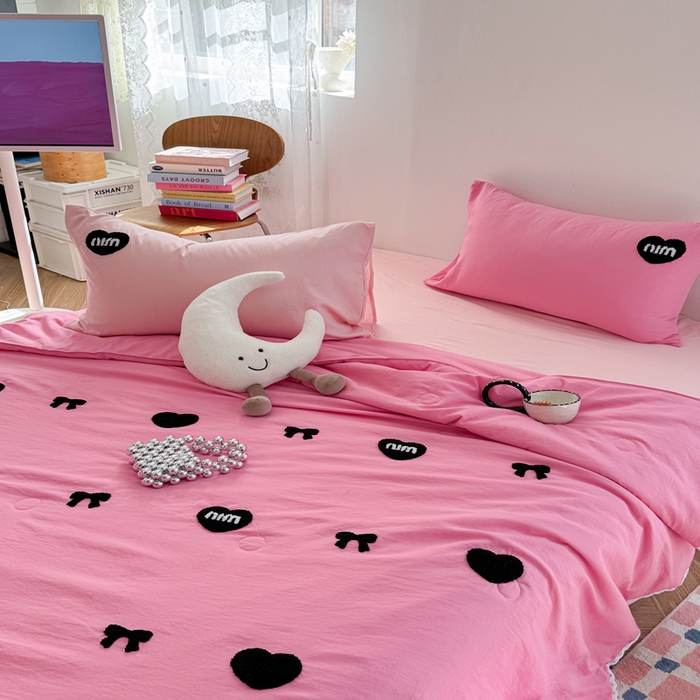 91家纺网 家纺一手货源 找家纺 Sweet dreams甜梦 2025新款亲肤水洗棉毛巾刺绣夏被空调被夏凉被四件套 玫粉MIU