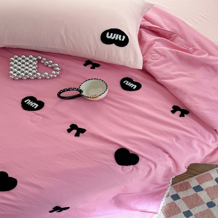 91家纺网 家纺一手货源 找家纺 Sweet dreams甜梦 2025新款亲肤水洗棉毛巾刺绣夏被空调被夏凉被四件套 玫粉MIU