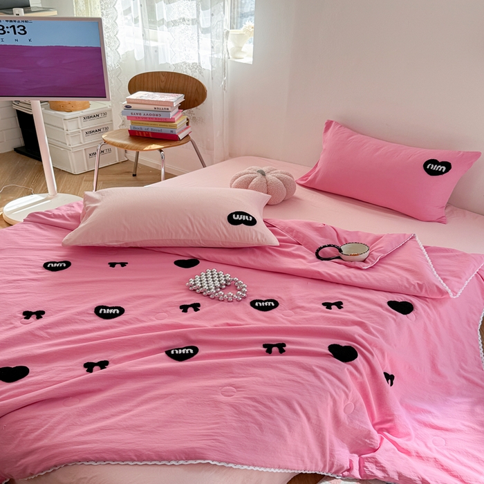 91家纺网 家纺一手货源 找家纺 Sweet dreams甜梦 2025新款亲肤水洗棉毛巾刺绣夏被空调被夏凉被四件套 玫粉MIU