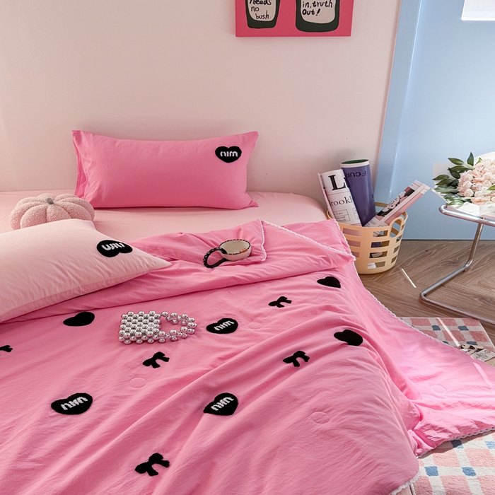 91家纺网 家纺一手货源 找家纺 Sweet dreams甜梦 2025新款亲肤水洗棉毛巾刺绣夏被空调被夏凉被四件套 玫粉MIU