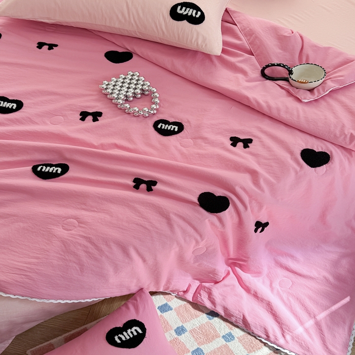 91家纺网 家纺一手货源 找家纺 Sweet dreams甜梦 2025新款亲肤水洗棉毛巾刺绣夏被空调被夏凉被四件套 玫粉MIU