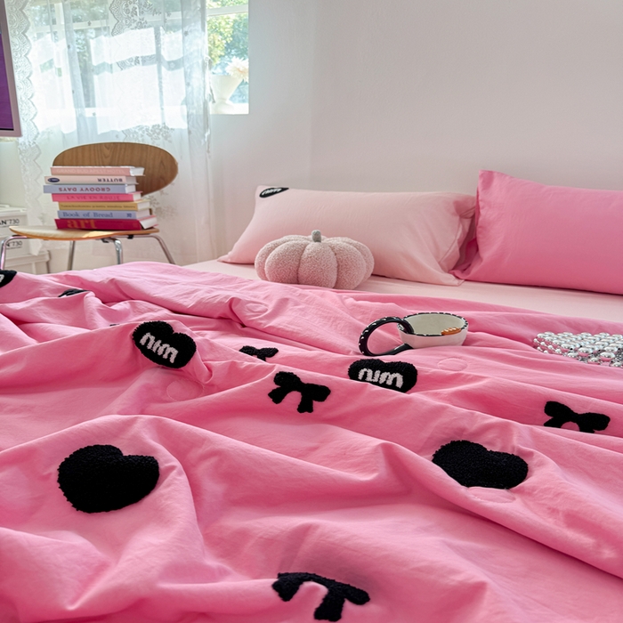 91家纺网 家纺一手货源 找家纺 Sweet dreams甜梦 2025新款亲肤水洗棉毛巾刺绣夏被空调被夏凉被四件套 玫粉MIU