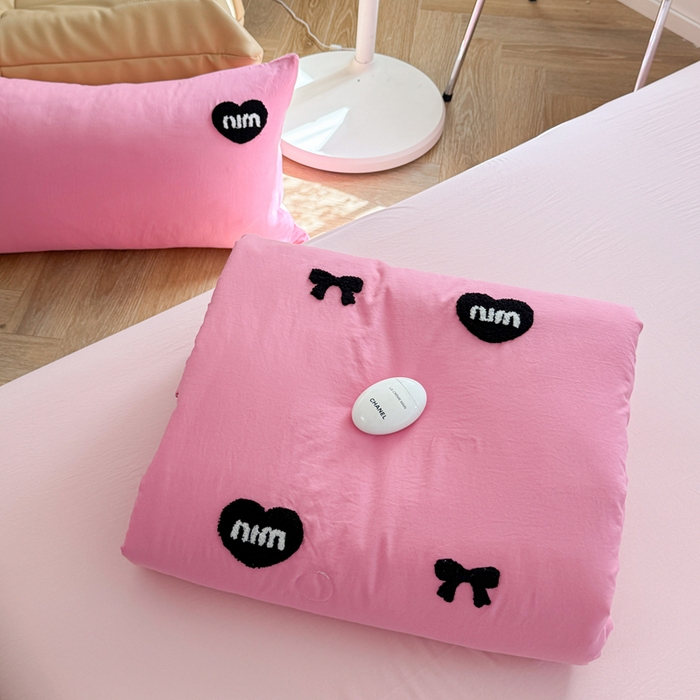 91家纺网 家纺一手货源 找家纺 Sweet dreams甜梦 2025新款亲肤水洗棉毛巾刺绣夏被空调被夏凉被四件套 玫粉MIU