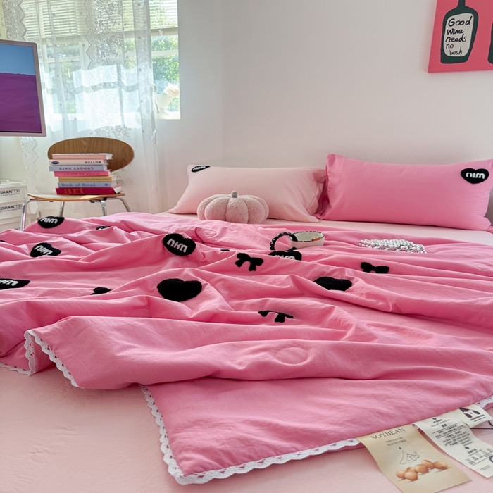 91家纺网 家纺一手货源 找家纺 Sweet dreams甜梦 2025新款亲肤水洗棉毛巾刺绣夏被空调被夏凉被四件套 玫粉MIU