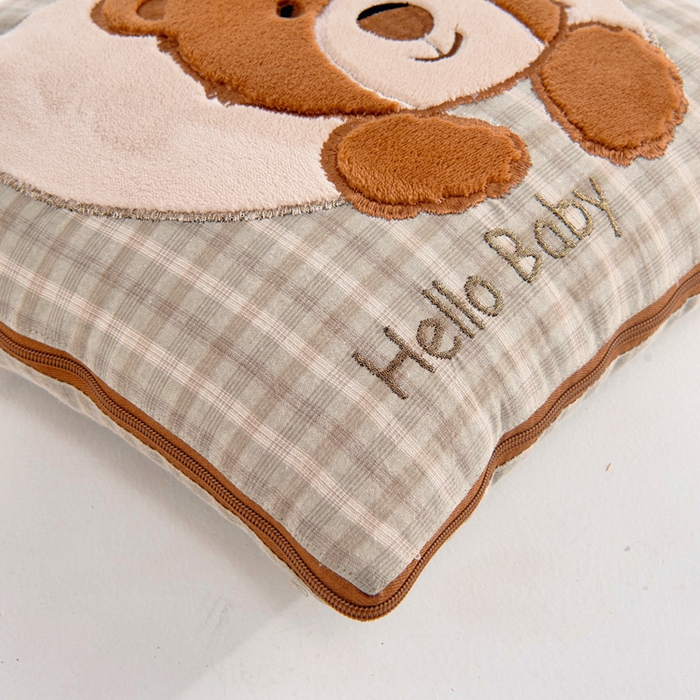 91家纺网 家纺一手货源 找家纺 阳光依佰抱枕被 2025新款全棉色织爱心熊抱抌被(控价小号券后不低于59元，大号不低于89元) 爱心熊一日落绿