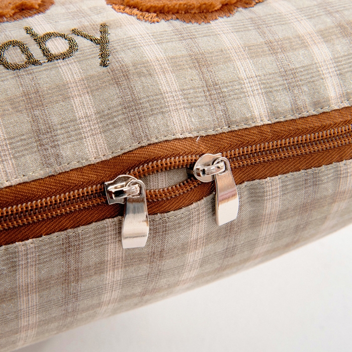 91家纺网 家纺一手货源 找家纺 阳光依佰抱枕被 2025新款全棉色织爱心熊抱抌被(控价小号券后不低于59元，大号不低于89元) 爱心熊一日落绿