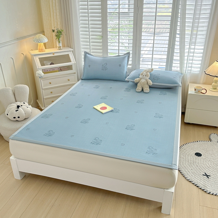 91家纺网 家纺一手货源 找家纺 畅畅家纺 2025新款A类PE提花软席凉感冰豆豆凉席三件套 旋转木马-蓝