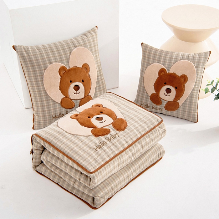 91家纺网 家纺一手货源 找家纺 阳光依佰抱枕被 2025新款全棉色织爱心熊抱抌被(控价小号券后不低于59元，大号不低于89元) 爱心熊一日落绿