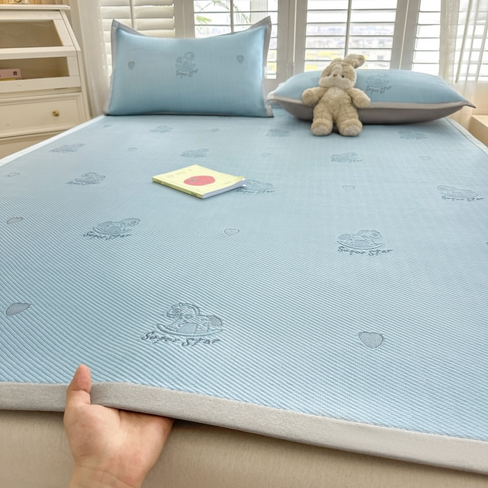 91家纺网 家纺一手货源 找家纺 畅畅家纺 2025新款A类PE提花软席凉感冰豆豆凉席三件套 旋转木马-蓝