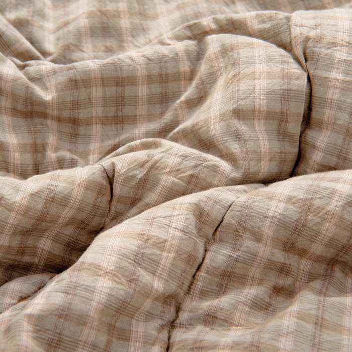 91家纺网 家纺一手货源 找家纺 阳光依佰抱枕被 2025新款全棉色织爱心熊抱抌被(控价小号券后不低于59元，大号不低于89元) 爱心熊一日落绿