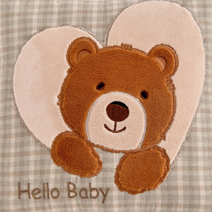 91家纺网 家纺一手货源 找家纺 阳光依佰抱枕被 2025新款全棉色织爱心熊抱抌被(控价小号券后不低于59元，大号不低于89元) 爱心熊一日落绿