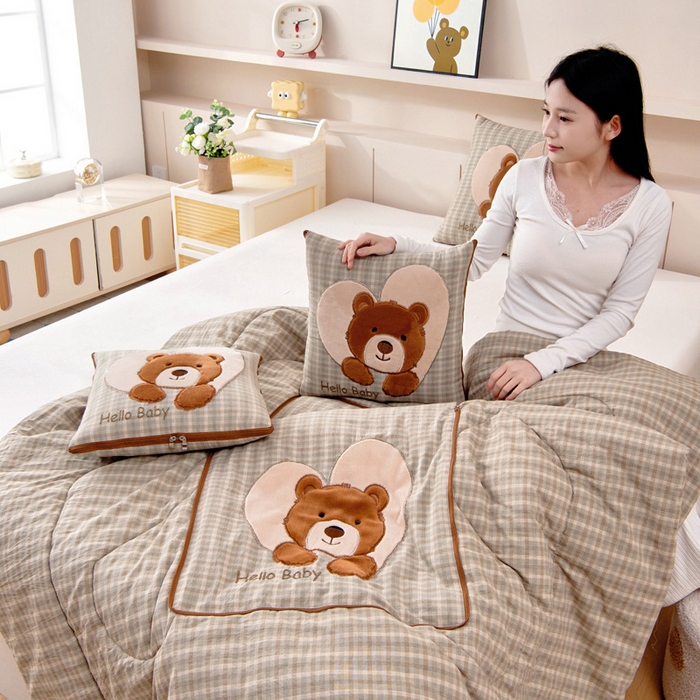 91家纺网 家纺一手货源 找家纺 阳光依佰抱枕被 2025新款全棉色织爱心熊抱抌被(控价小号券后不低于59元，大号不低于89元) 爱心熊一日落绿