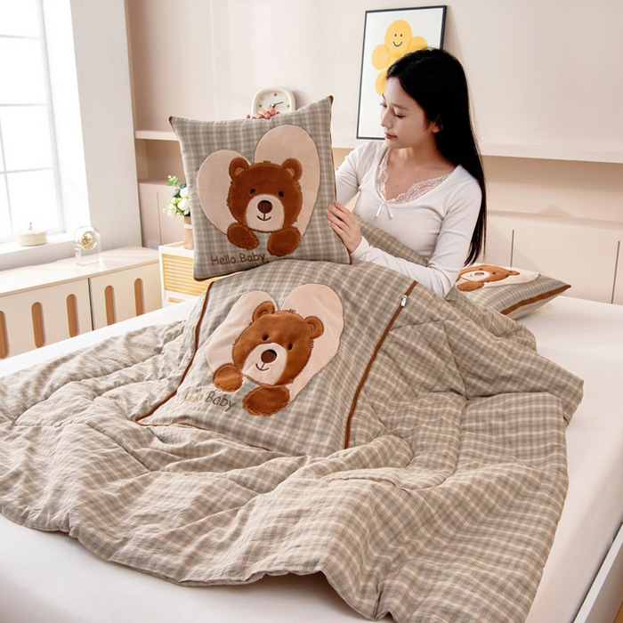 91家纺网 家纺一手货源 找家纺 阳光依佰抱枕被 2025新款全棉色织爱心熊抱抌被(控价小号券后不低于59元，大号不低于89元) 爱心熊一日落绿