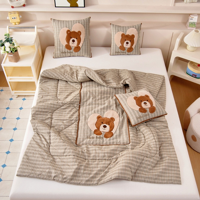 91家纺网 家纺一手货源 找家纺 阳光依佰抱枕被 2025新款全棉色织爱心熊抱抌被(控价小号券后不低于59元，大号不低于89元) 爱心熊一日落绿