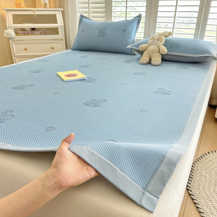 91家纺网 家纺一手货源 找家纺 畅畅家纺 2025新款A类PE提花软席凉感冰豆豆凉席三件套 旋转木马-蓝