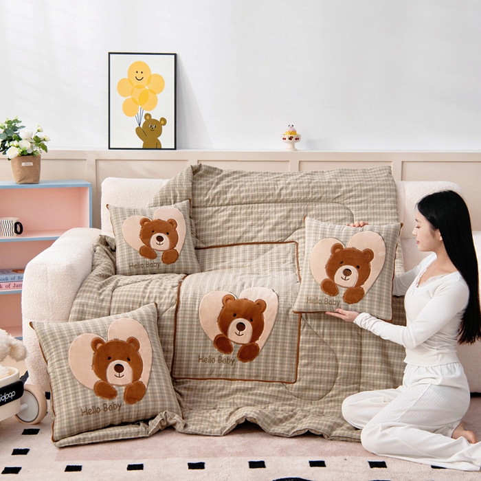 91家纺网 家纺一手货源 找家纺 阳光依佰抱枕被 2025新款全棉色织爱心熊抱抌被(控价小号券后不低于59元，大号不低于89元) 爱心熊一日落绿