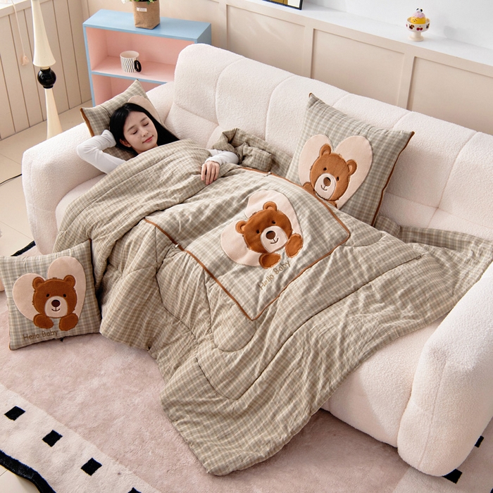 91家纺网 家纺一手货源 找家纺 阳光依佰抱枕被 2025新款全棉色织爱心熊抱抌被(控价小号券后不低于59元，大号不低于89元) 爱心熊一日落绿