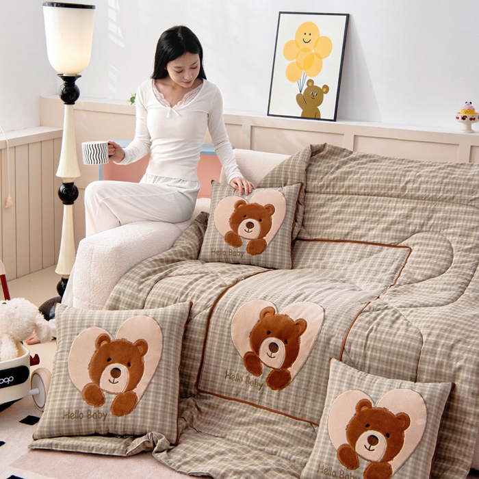 91家纺网 家纺一手货源 找家纺 阳光依佰抱枕被 2025新款全棉色织爱心熊抱抌被(控价小号券后不低于59元，大号不低于89元) 爱心熊一日落绿