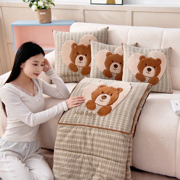 91家纺网 家纺一手货源 找家纺 阳光依佰抱枕被 2025新款全棉色织爱心熊抱抌被(控价小号券后不低于59元，大号不低于89元) 爱心熊一日落绿