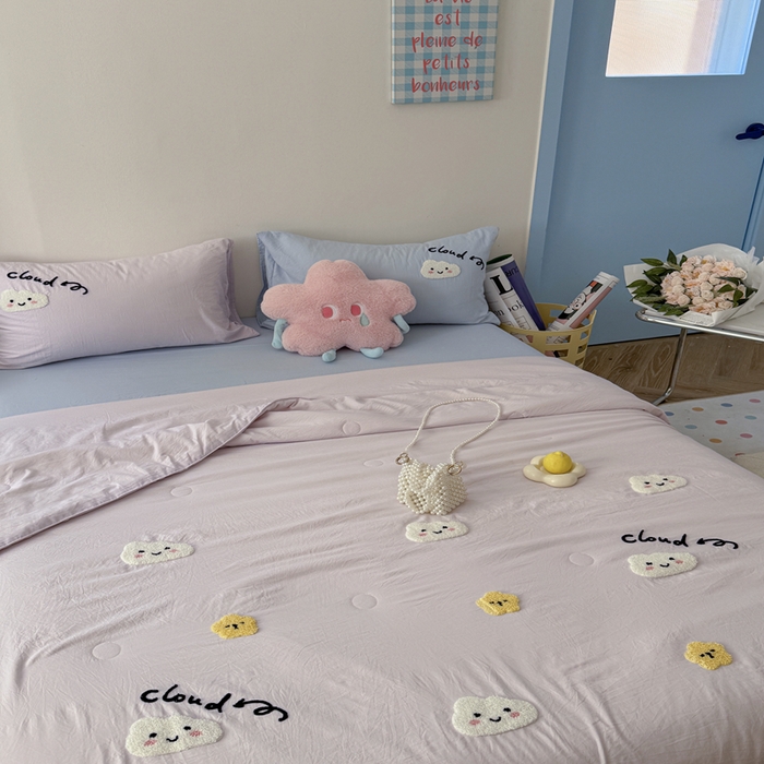 91家纺网 家纺一手货源 找家纺 Sweet dreams甜梦 2025新款亲肤水洗棉毛巾刺绣夏被空调被夏凉被四件套 紫蓝云朵