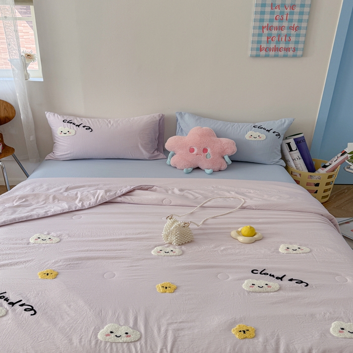 91家纺网 家纺一手货源 找家纺 Sweet dreams甜梦 2025新款亲肤水洗棉毛巾刺绣夏被空调被夏凉被四件套 紫蓝云朵
