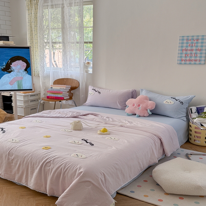 91家纺网 家纺一手货源 找家纺 Sweet dreams甜梦 2025新款亲肤水洗棉毛巾刺绣夏被空调被夏凉被四件套 紫蓝云朵