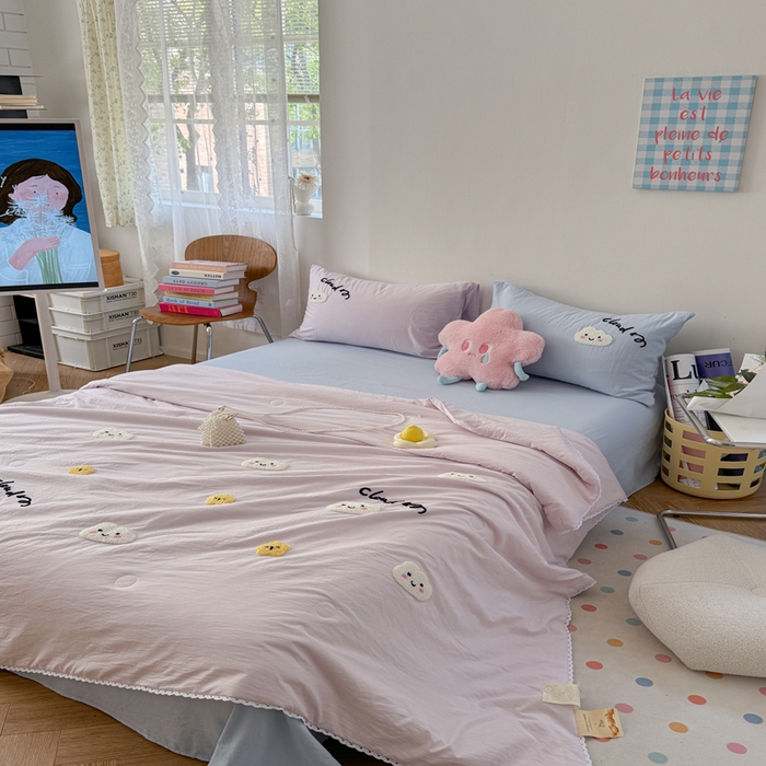 91家纺网 家纺一手货源 找家纺 Sweet dreams甜梦 2025新款亲肤水洗棉毛巾刺绣夏被空调被夏凉被四件套 紫蓝云朵