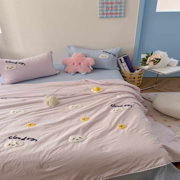 91家纺网 家纺一手货源 找家纺 Sweet dreams甜梦 2025新款亲肤水洗棉毛巾刺绣夏被空调被夏凉被四件套 紫蓝云朵