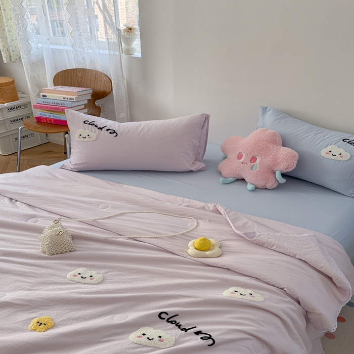 91家纺网 家纺一手货源 找家纺 Sweet dreams甜梦 2025新款亲肤水洗棉毛巾刺绣夏被空调被夏凉被四件套 紫蓝云朵