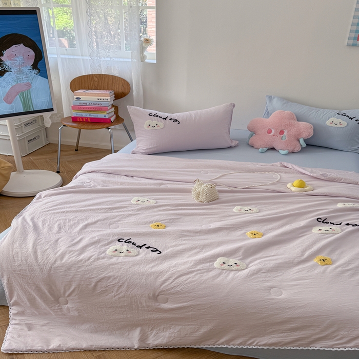 91家纺网 家纺一手货源 找家纺 Sweet dreams甜梦 2025新款亲肤水洗棉毛巾刺绣夏被空调被夏凉被四件套 紫蓝云朵