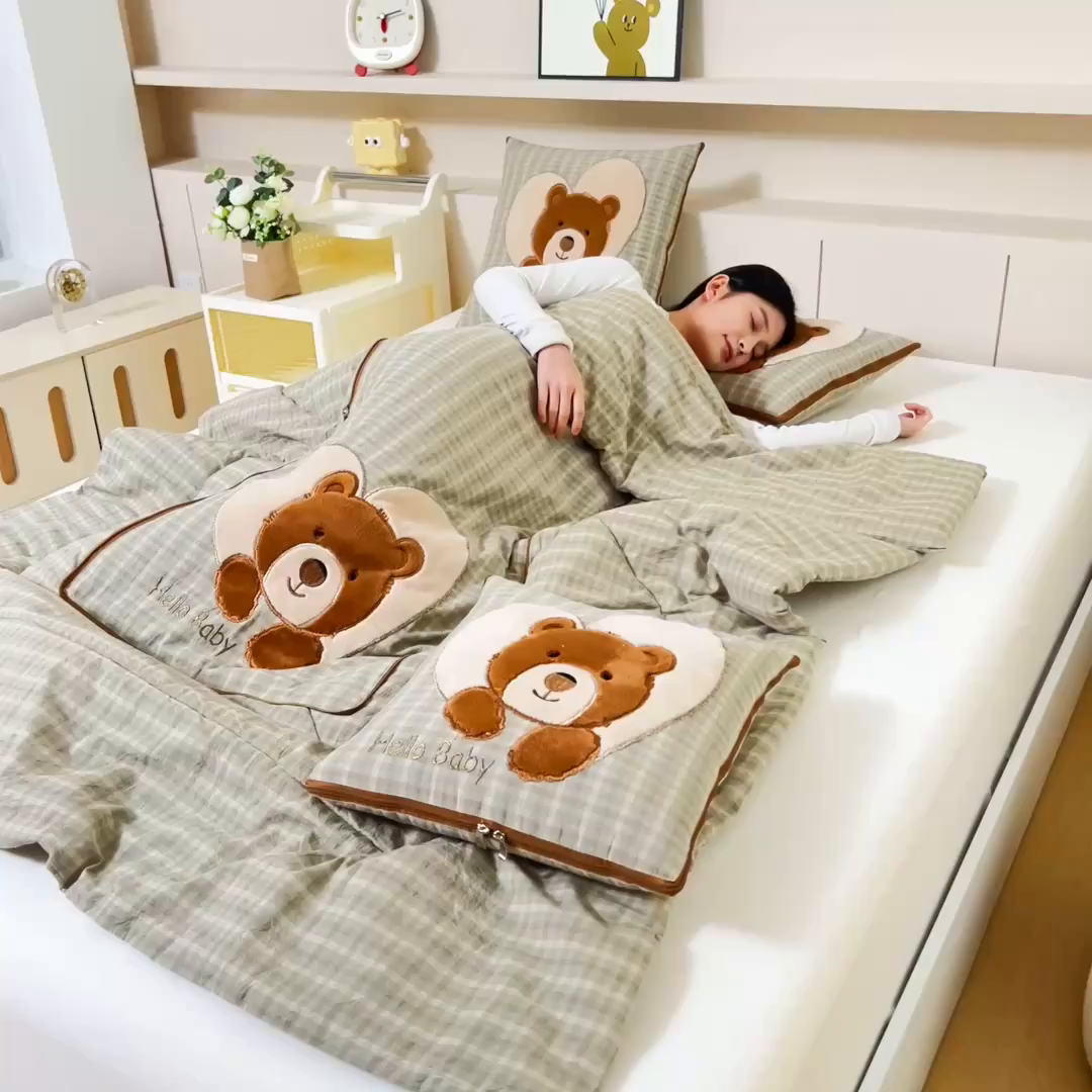 91家纺网 家纺一手货源 找家纺 阳光依佰抱枕被 2025新款全棉色织爱心熊抱抌被(控价小号券后不低于59元，大号不低于89元) 爱心熊一日落绿