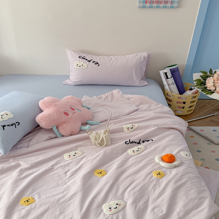 91家纺网 家纺一手货源 找家纺 Sweet dreams甜梦 2025新款亲肤水洗棉毛巾刺绣夏被空调被夏凉被四件套 紫蓝云朵