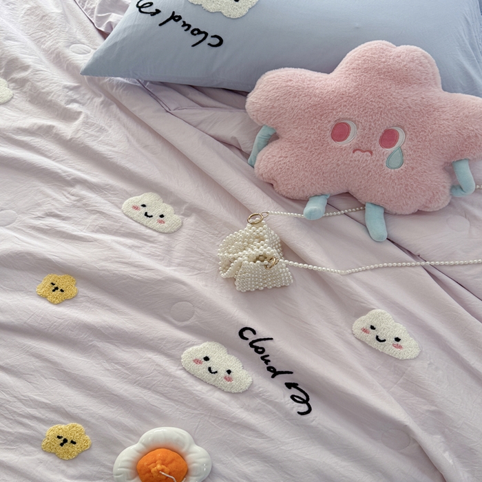 91家纺网 家纺一手货源 找家纺 Sweet dreams甜梦 2025新款亲肤水洗棉毛巾刺绣夏被空调被夏凉被四件套 紫蓝云朵