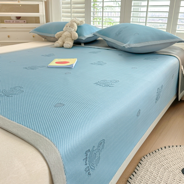 91家纺网 家纺一手货源 找家纺 畅畅家纺 2025新款A类PE提花软席凉感冰豆豆凉席三件套 旋转木马-蓝