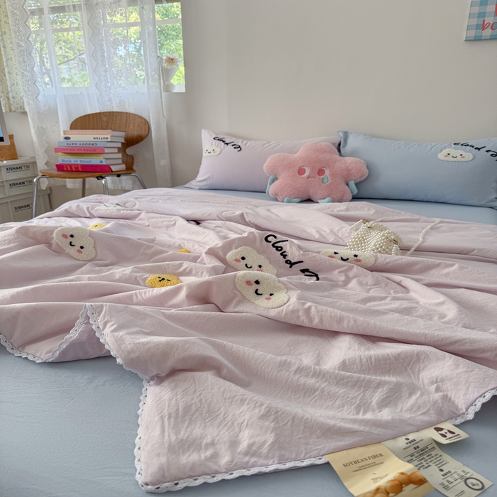 91家纺网 家纺一手货源 找家纺 Sweet dreams甜梦 2025新款亲肤水洗棉毛巾刺绣夏被空调被夏凉被四件套 紫蓝云朵