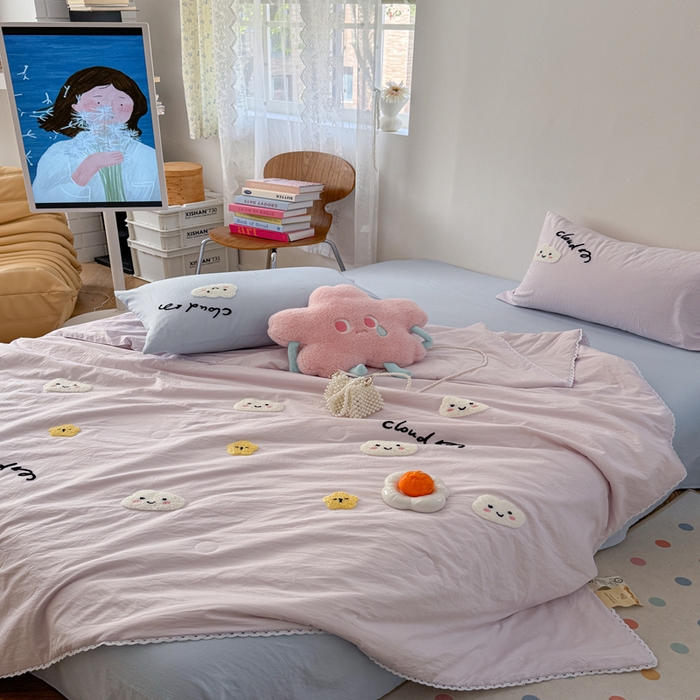 91家纺网 家纺一手货源 找家纺 Sweet dreams甜梦 2025新款亲肤水洗棉毛巾刺绣夏被空调被夏凉被四件套 紫蓝云朵