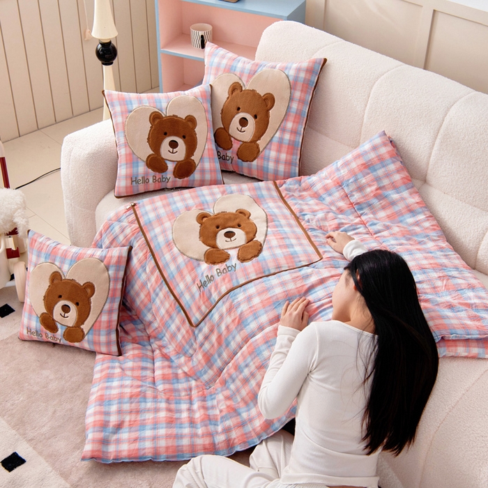 91家纺网 家纺一手货源 找家纺 阳光依佰抱枕被 2025新款全棉色织爱心熊抱抌被(控价小号券后不低于59元，大号不低于89元) 爱心熊一星空桔