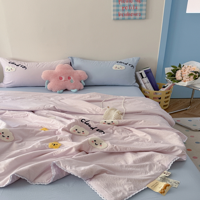 91家纺网 家纺一手货源 找家纺 Sweet dreams甜梦 2025新款亲肤水洗棉毛巾刺绣夏被空调被夏凉被四件套 紫蓝云朵