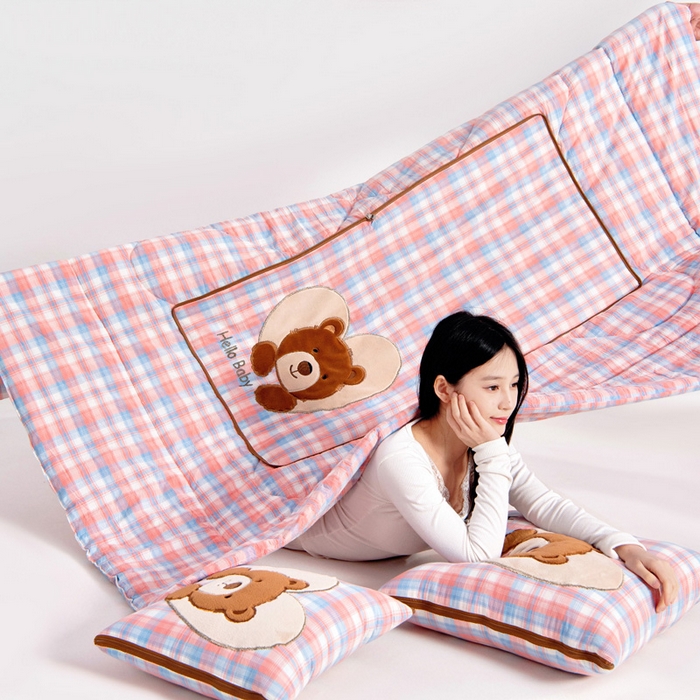 91家纺网 家纺一手货源 找家纺 阳光依佰抱枕被 2025新款全棉色织爱心熊抱抌被(控价小号券后不低于59元，大号不低于89元) 爱心熊一星空桔