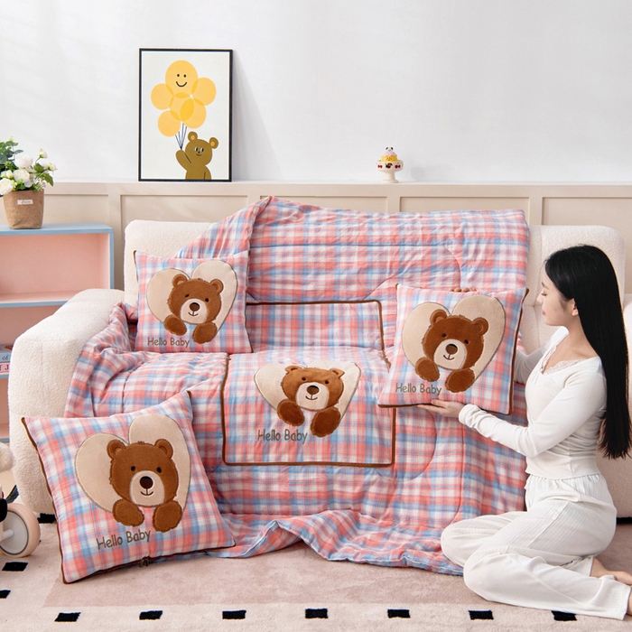 91家纺网 家纺一手货源 找家纺 阳光依佰抱枕被 2025新款全棉色织爱心熊抱抌被(控价小号券后不低于59元，大号不低于89元) 爱心熊一星空桔