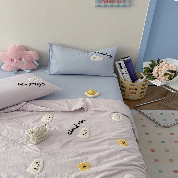 91家纺网 家纺一手货源 找家纺 Sweet dreams甜梦 2025新款亲肤水洗棉毛巾刺绣夏被空调被夏凉被四件套 紫蓝云朵