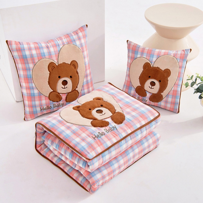 91家纺网 家纺一手货源 找家纺 阳光依佰抱枕被 2025新款全棉色织爱心熊抱抌被(控价小号券后不低于59元，大号不低于89元) 爱心熊一星空桔