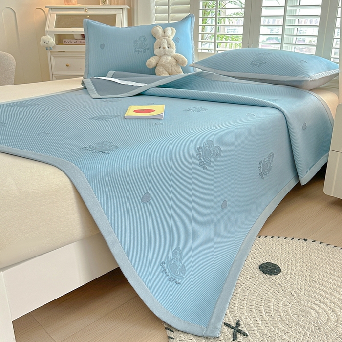 91家纺网 家纺一手货源 找家纺 畅畅家纺 2025新款A类PE提花软席凉感冰豆豆凉席三件套 旋转木马-蓝