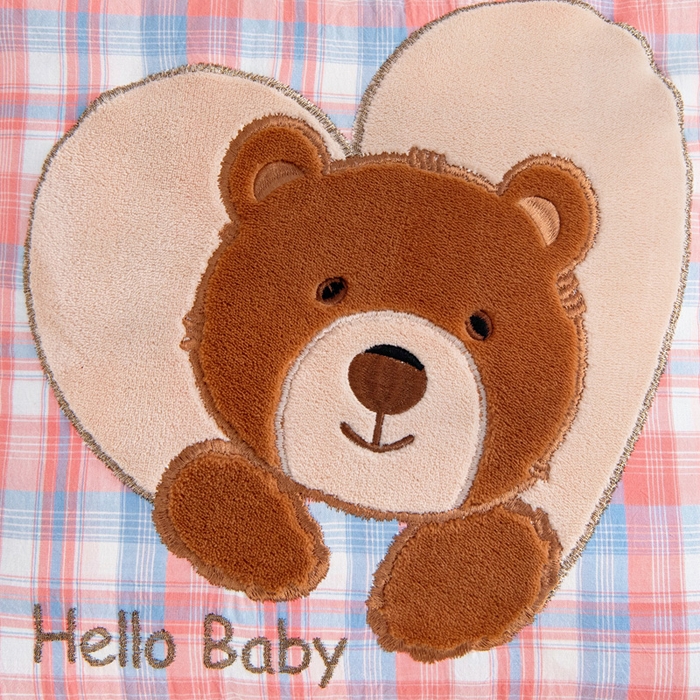 91家纺网 家纺一手货源 找家纺 阳光依佰抱枕被 2025新款全棉色织爱心熊抱抌被(控价小号券后不低于59元，大号不低于89元) 爱心熊一星空桔