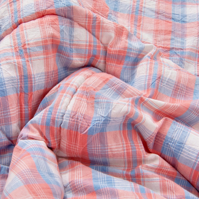 91家纺网 家纺一手货源 找家纺 阳光依佰抱枕被 2025新款全棉色织爱心熊抱抌被(控价小号券后不低于59元，大号不低于89元) 爱心熊一星空桔