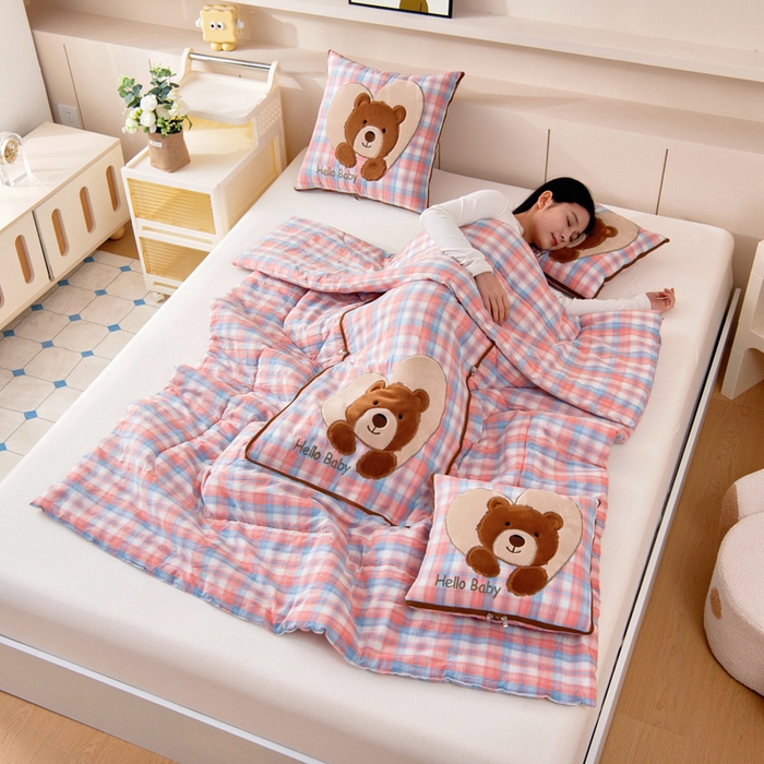 91家纺网 家纺一手货源 找家纺 阳光依佰抱枕被 2025新款全棉色织爱心熊抱抌被(控价小号券后不低于59元，大号不低于89元) 爱心熊一星空桔