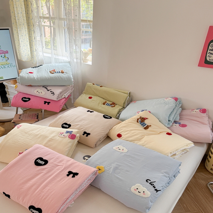 91家纺网 家纺一手货源 找家纺 Sweet dreams甜梦 2025新款亲肤水洗棉毛巾刺绣夏被空调被夏凉被四件套 组合图仅供参考