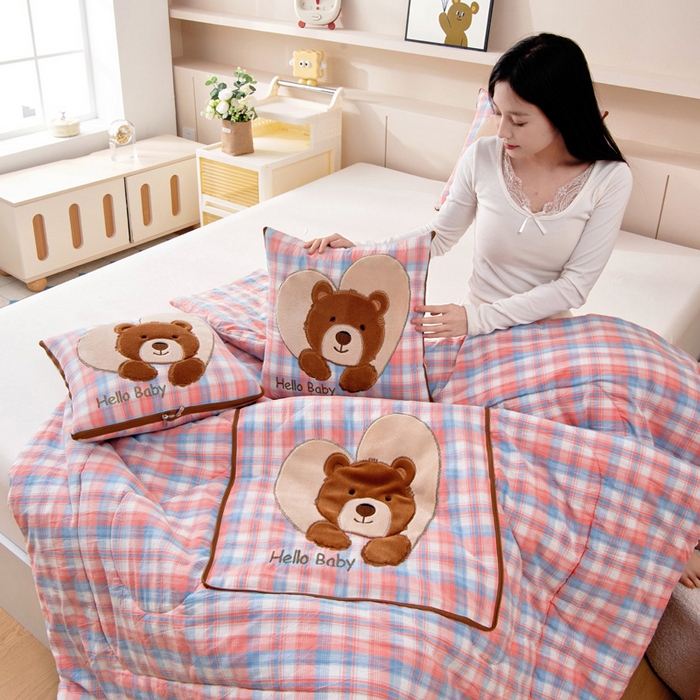 91家纺网 家纺一手货源 找家纺 阳光依佰抱枕被 2025新款全棉色织爱心熊抱抌被(控价小号券后不低于59元，大号不低于89元) 爱心熊一星空桔