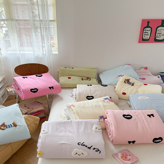 91家纺网 家纺一手货源 找家纺 Sweet dreams甜梦 2025新款亲肤水洗棉毛巾刺绣夏被空调被夏凉被四件套 组合图仅供参考