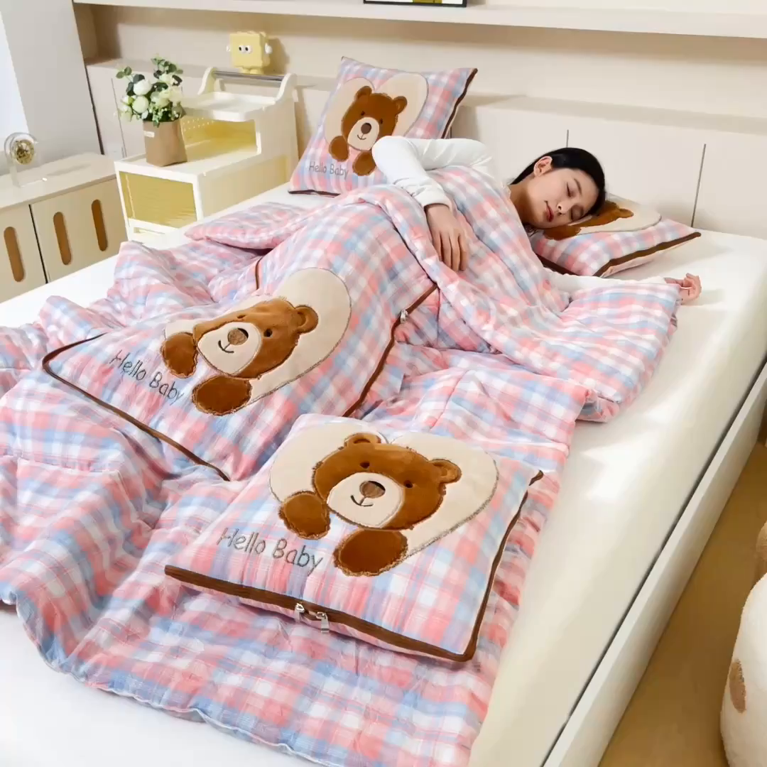 91家纺网 家纺一手货源 找家纺 阳光依佰抱枕被 2025新款全棉色织爱心熊抱抌被(控价小号券后不低于59元，大号不低于89元) 爱心熊一星空桔